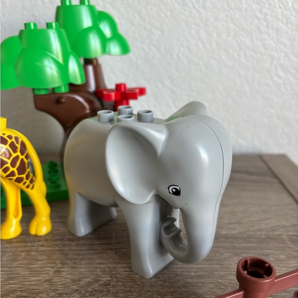 Lego Duplo Giraffe and Elephant Zoo Exhibit Set - Picture 2 of 4